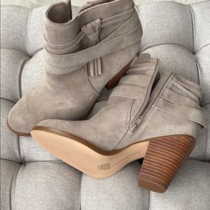 NWOB Sole Society Taupe ankle boots